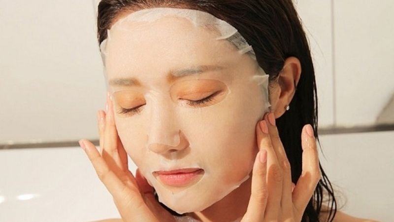 Bạn có thể sử dụng tay hoặc các dụng cụ massage trực tiếp trên mặt nạ giấy