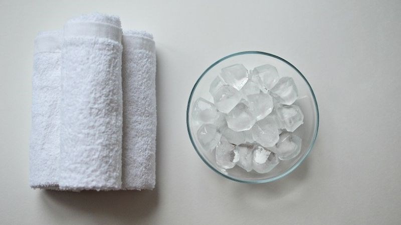 Chườm đá có thể giúp giảm mẩn đỏ và viêm do mụn