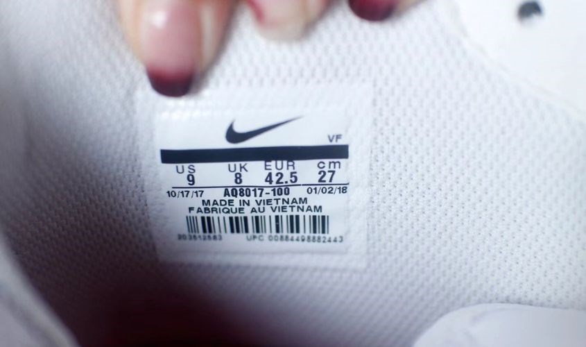 Tem của giày Nike chính hãng sử dụng phương pháp nhiệt chảy nên bám chắt vào lưỡi gà