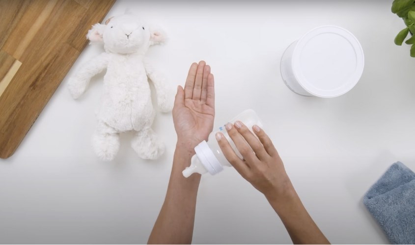 Kiểm tra nhiệt độ sữa trước khi cho bé bú Kiểm tra nhiệt độ sữa trước khi cho bé bú