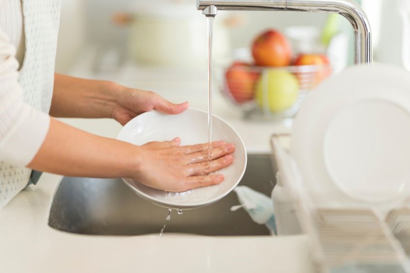 Tráng qua nước sạch Cách rửa chén sạch nhất