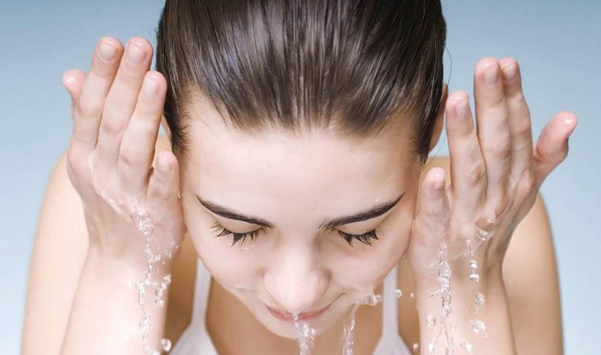 Vệ sinh da mặt sạch sẽ trước và sau khi sử dụng tinh dầu mù u