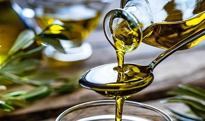 Kết hợp dầu mù u với vitamin E để trị nám tại nhà