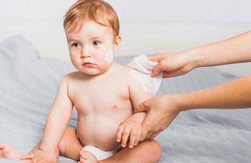 Dùng khăn giấy đa năng để làm mát cho bé vào mùa hè