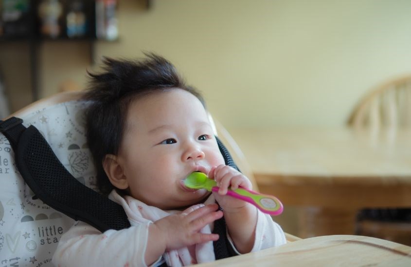 Dùng khăn giấy đa năng cho bé ăn dặm