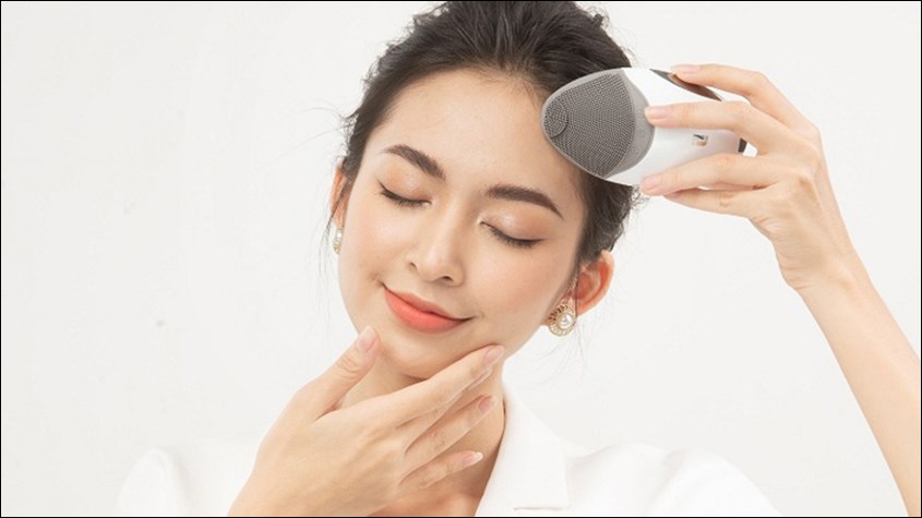 Sử dụng máy rửa mặt giúp bạn tiết kiệm nhiều thời gian làm sạch da mặt.