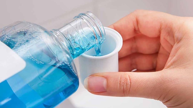 Định lượng nước súc miệng vừa đủ vào cốc
