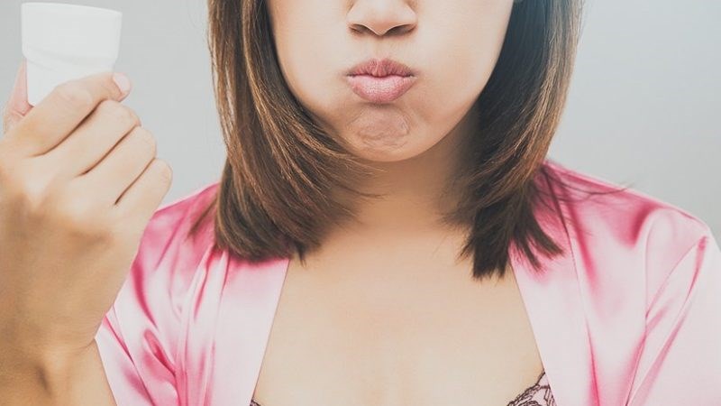 Ngậm và súc miệng trong khoảng 30 - 45 giây 
