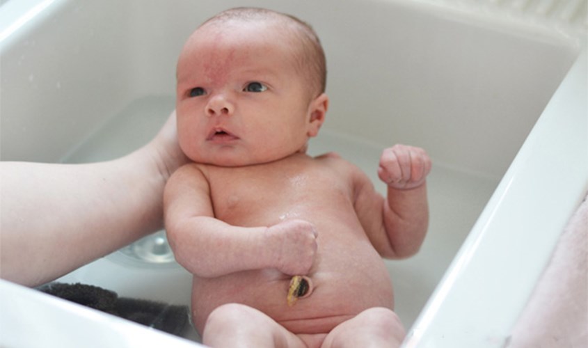 Việc tắm cho bé thường được thực hiện vào ngày đầu sau khi sinh