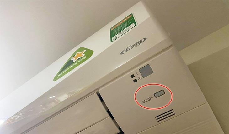 Đối với những máy lạnh có nút reset chỉ cần nhấn vào nút reset để khởi động máy lạnh