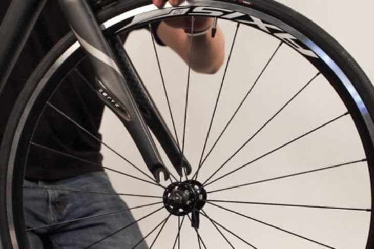 Lắp bánh xe vào khung xe đạp