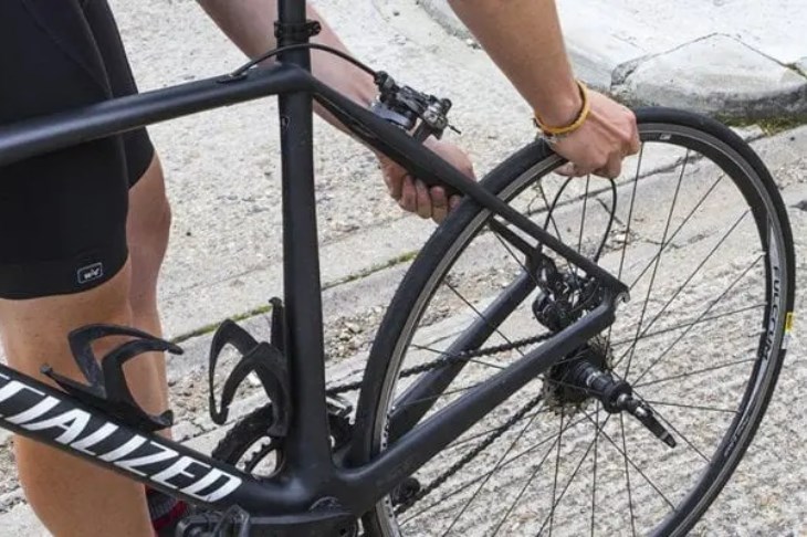 Tháo bánh xe ra khỏi khung xe đạp