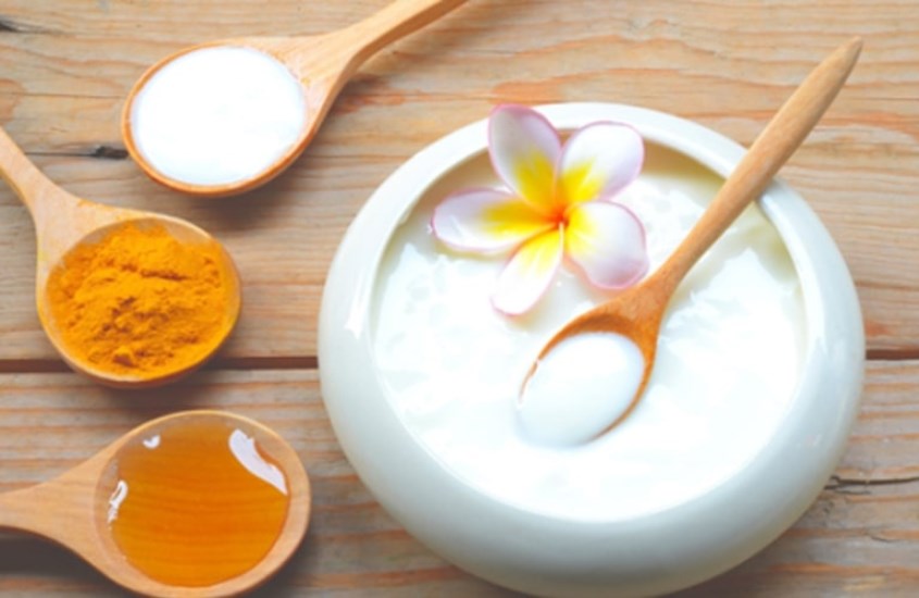 Tinh bột nghệ với sữa chua