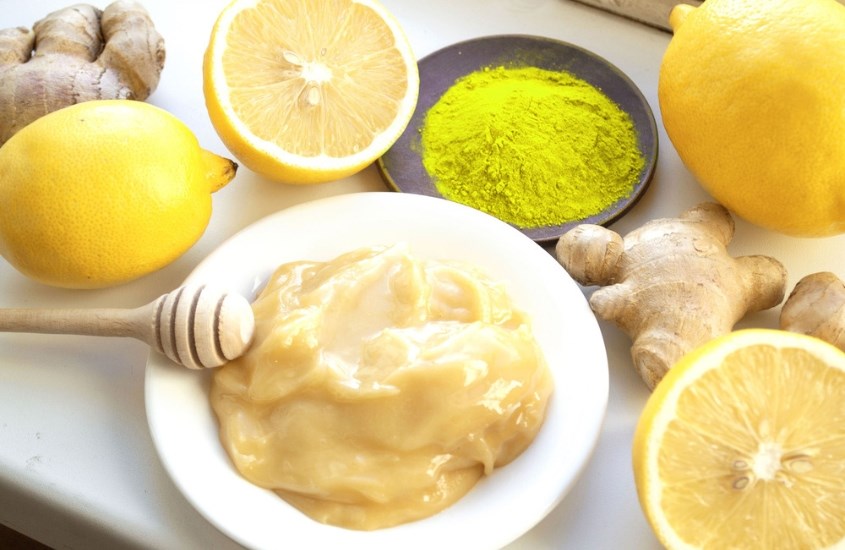 Tinh bột nghệ với chanh