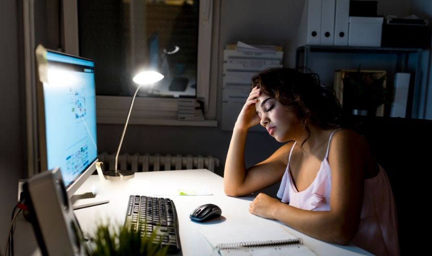 Thức đêm, làm việc quá sức, tiếp xúc với máy tính thường xuyên là một trong những nguyên nhân gây quầng thâm mắt