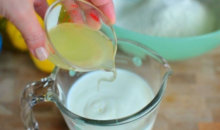 Hỗn hợp chanh và sữa tươi giúp vùng da xung quanh mắt được nuôi dưỡng, làm sáng da, mờ thâm