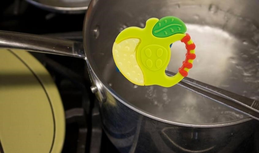 Đun sôi gặm nướu của bé khoảng 5 phút
