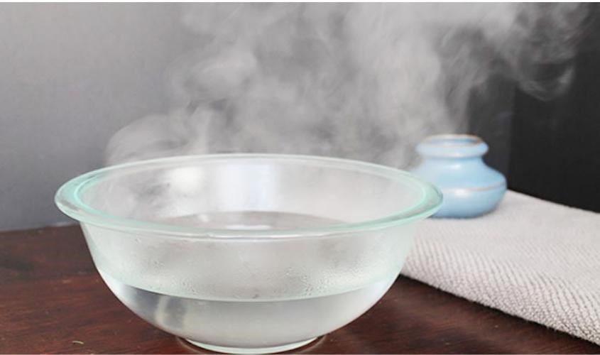 Rửa gặm nướu cho bé bằng nước nóng