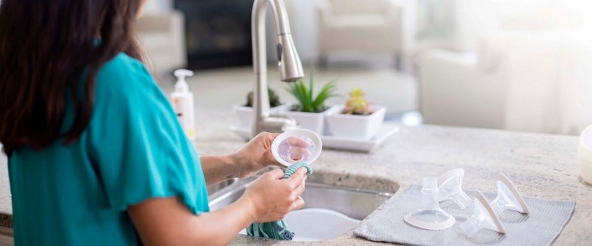 Bạn cần rửa thật sạch các bộ phận máy hút sữa sau khi sử dụng sản phẩm