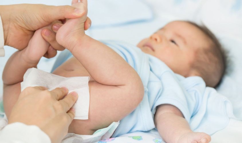 Dùng khăn sạch, nước ấm và xà phòng dịu nhẹ để vệ sinh vùng kín ngay khi trẻ còn bé