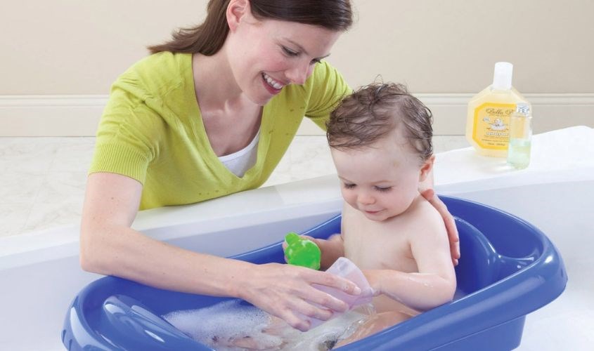 Dùng nước ấm vệ sinh vùng kín bé trai nhẹ nhàng, sạch khuẩn