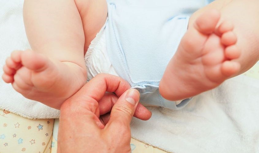 Vệ sinh vùng kín trẻ thường xuyên để tránh viêm nhiễm