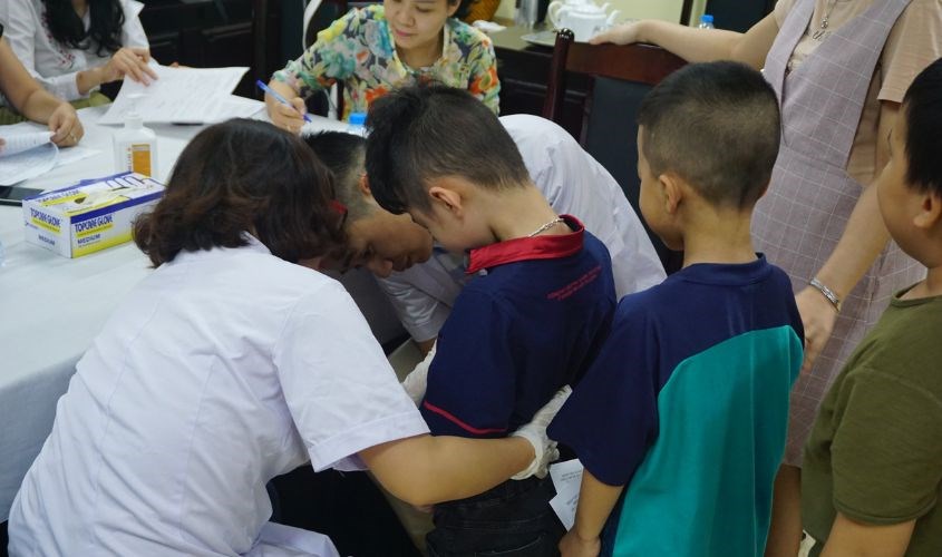 Đưa bé đi khám bác sĩ khi phát hiện dấu hiệu bất thường ở vùng kín