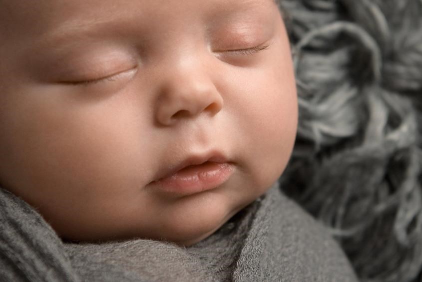 Cắt lông mi cho trẻ sơ sinh có thật sự an toàn và hiệu quả?