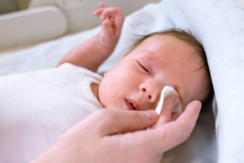 Tác hại việc cắt lông mi cho trẻ sơ sinh