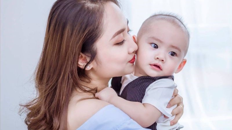 Nước sắc hương nhu trộn cùng mỡ lợn bôi lên tóc để kích thích mọc tóc