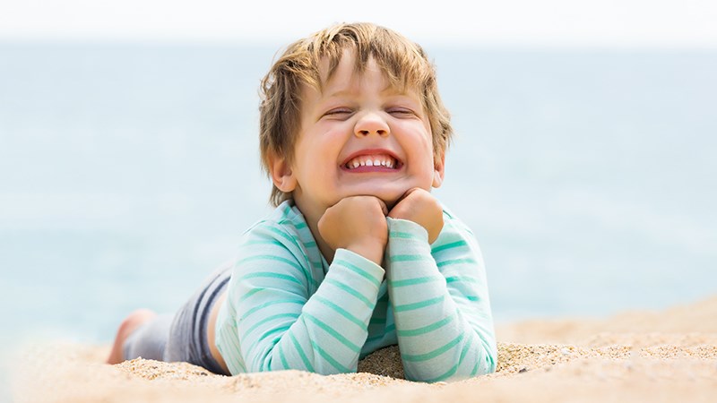 Các bậc phụ huynh cần theo dõi quá trình mọc răng của trẻ để xử lý kịp thời, tránh để lại hệ quả xấu. Nguồn: Freepik.