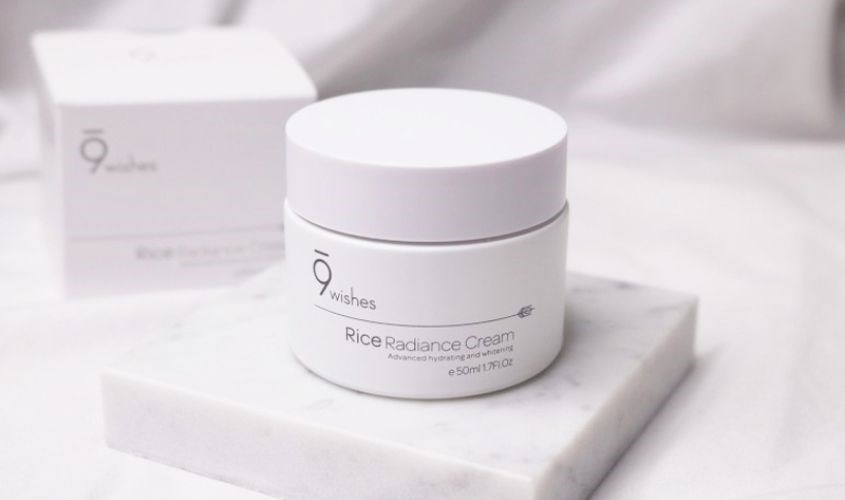Kem dưỡng 9 Wishes có tông màu trắng chủ đạo