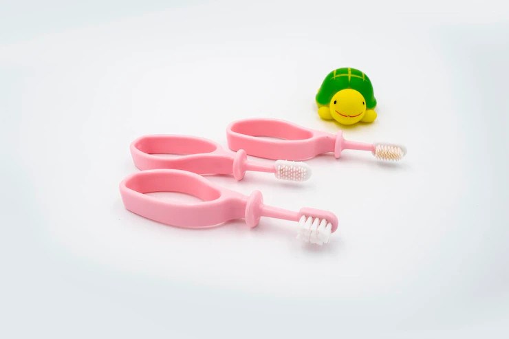 Khi trẻ được 18 tháng tuổi, ba mẹ có thể dạy trẻ tự đánh răng bằng bàn chải. Ảnh: freepik Khi trẻ được 18 tháng tuổi, ba mẹ có thể dạy trẻ tự đánh răng bằng bàn chải. Ảnh: freepik