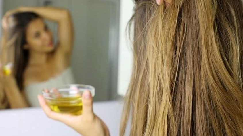 Ủ tóc bằng dầu oliu nguyên chất