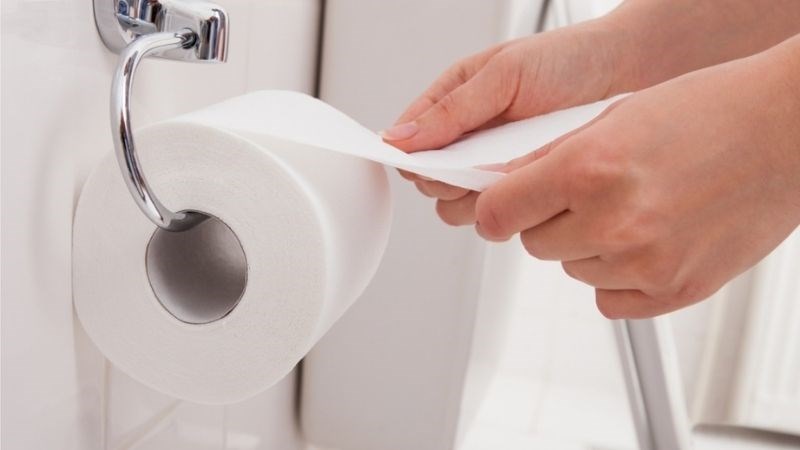 Sử dụng loại giấy vệ sinh mềm giúp giảm khó chịu cho vùng hậu môn
