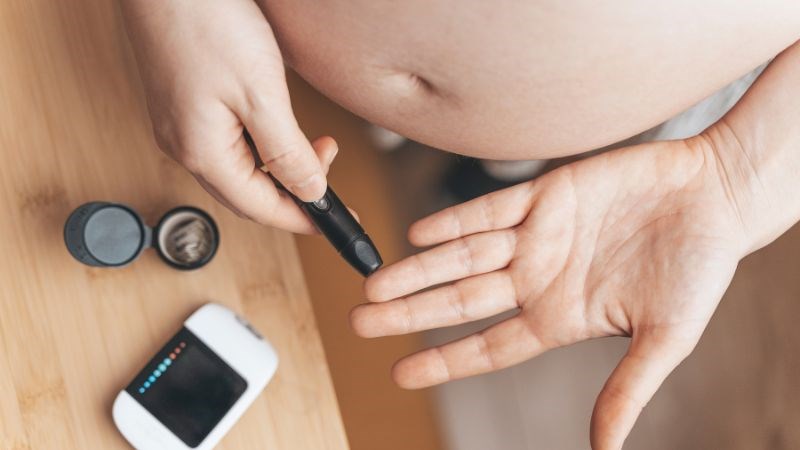 Mẹ bầu nên đi kiểm tra đường huyết đúng thời gian để tầm soát nguy cơ tiểu đường thai kỳ