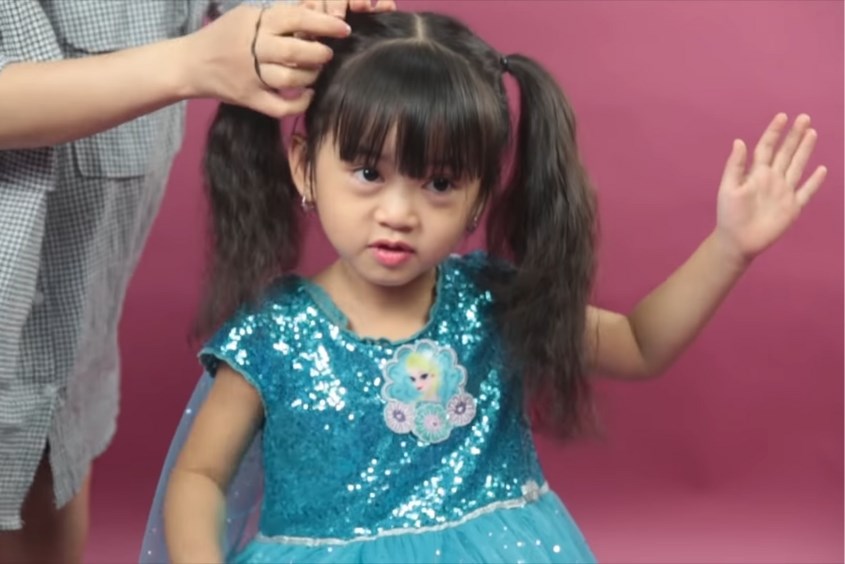 Chia tóc ra làm hai phần bằng nhau