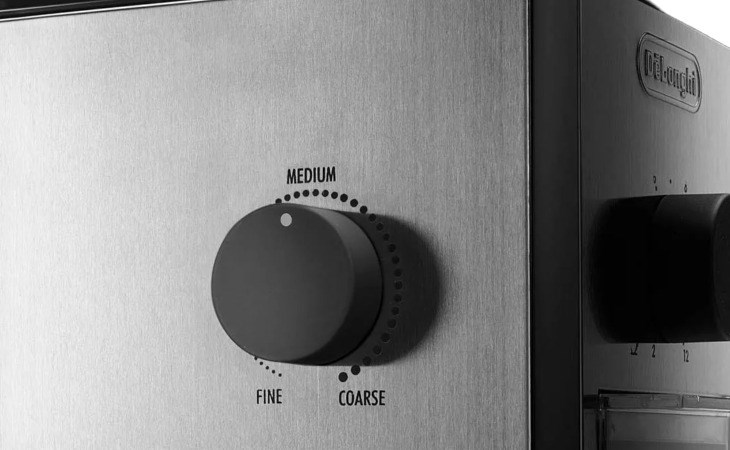 Xoay núm vặn để điều chỉnh độ mịn cho máy xay cà phê Delonghi KG89