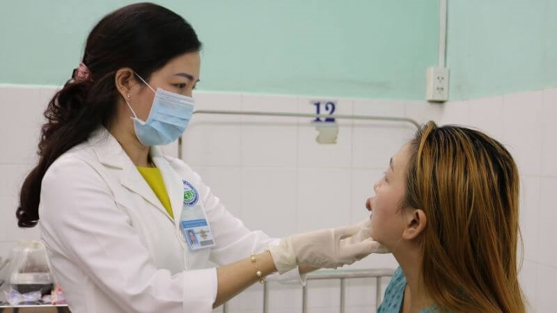Bác sĩ sẽ thăm khám lâm sàng để chẩn đoán bệnh chốc mép
