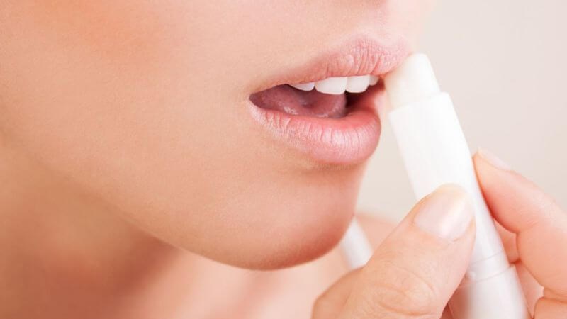 Dưỡng ẩm môi hàng ngày có thể phòng ngừa bệnh chốc mép