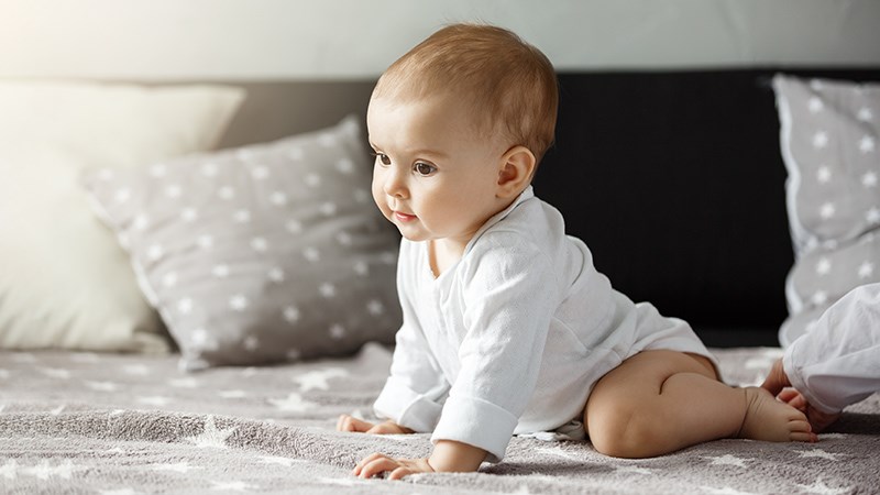 Các bậc phụ huynh nên hỗ trợ theo nhu cầu phát triển vận động của bé. Nguồn: Freepik.