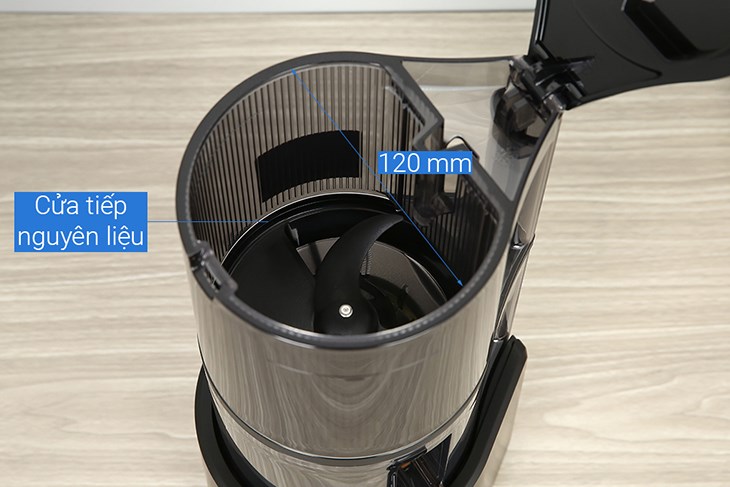 Sản phẩm có cửa tiếp nguyên liệu rộng 120mm, có thể cho trái cây nguyên trái vào ép