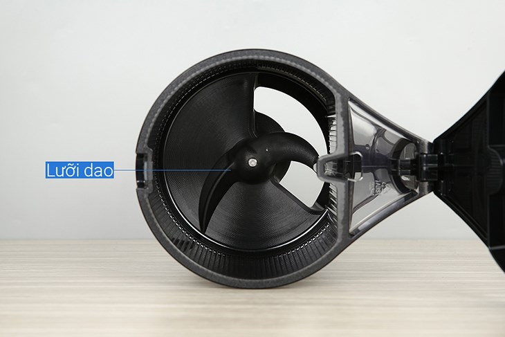 Máy ép chậm Hurom H300E-BBE trang bị lưỡi dao tự động cắt và đẩy nguyên liệu trong khi vận hành