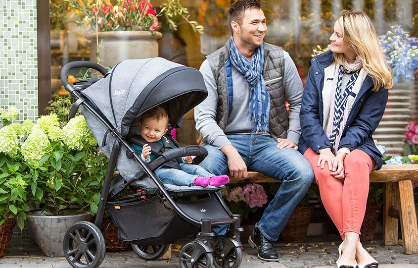 Xe đẩy thiết kế đa năng nên mẹ có thể tận dụng để treo, máng đồ