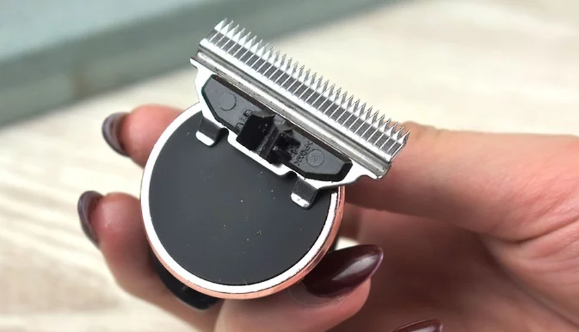 Cố định lưỡi dao sao cho phần cần được mài nhô lên trên