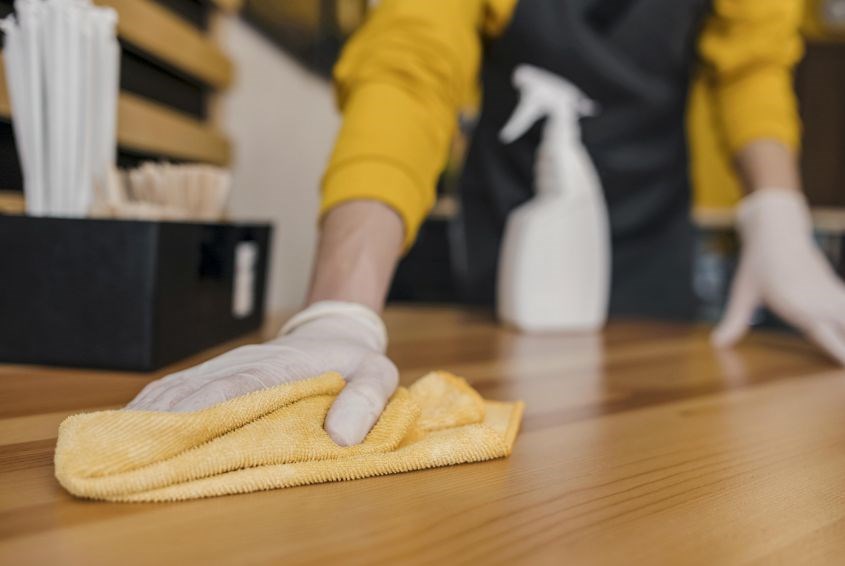 Cách dọn dẹp nhà cửa: Tiện tay dọn ngay (Ảnh: Canva)