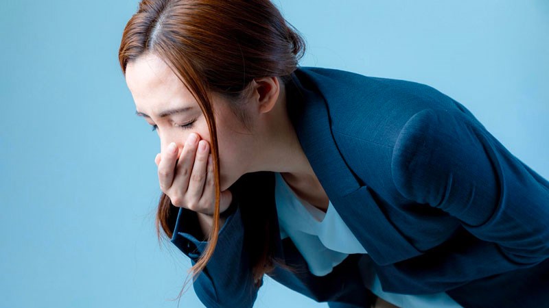 Nôn và buồn nôn là những tác dụng phụ có thể gặp nếu bạn sử dụng creatine quá liều Nôn và buồn nôn là những tác dụng phụ có thể gặp nếu bạn sử dụng creatine quá liều