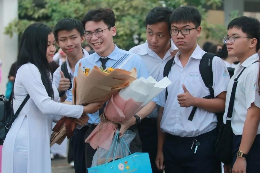 Cùng trò chuyện và vui đùa với giáo viên trong ngày 20-11