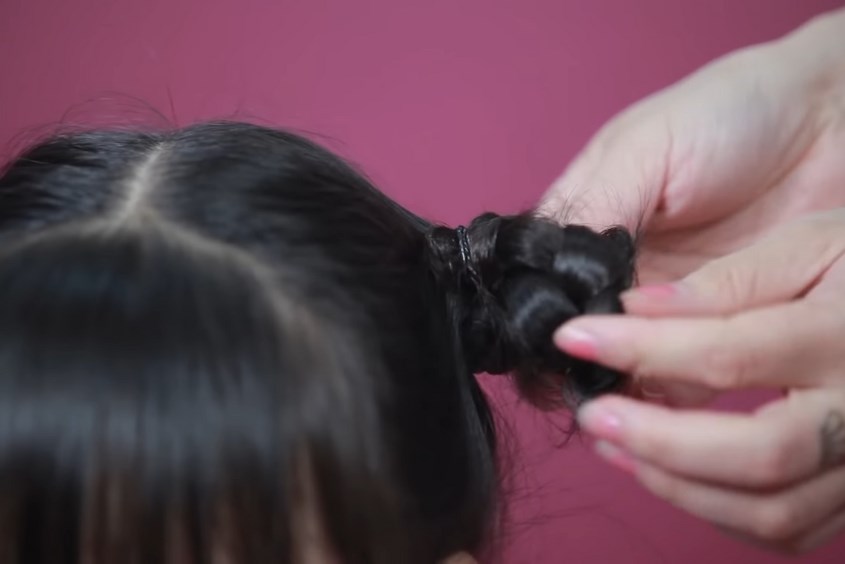 Cuộn tóc lại thành búi và cố định