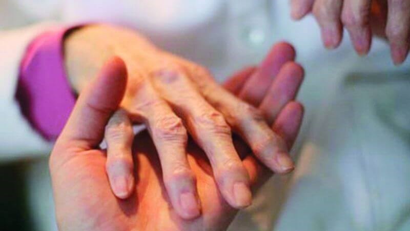 Cường lách có thể xuất hiện ở bệnh nhân viêm khớp dạng thấp